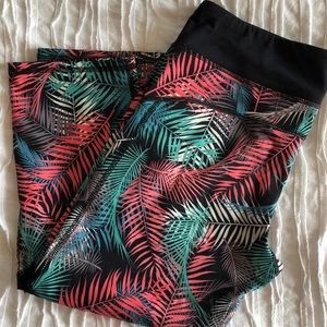 Bright palm print yoga/ workout crops! 🌺☀️